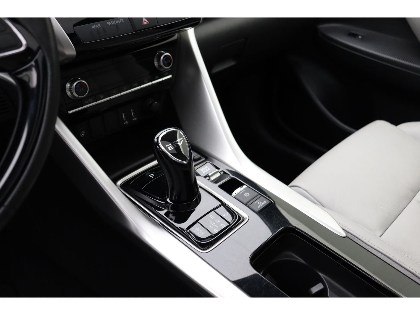 Fahrzeugabbildung Mitsubishi Eclipse Cross Top Hybrid 4WD ACC Pano Schiebedac
