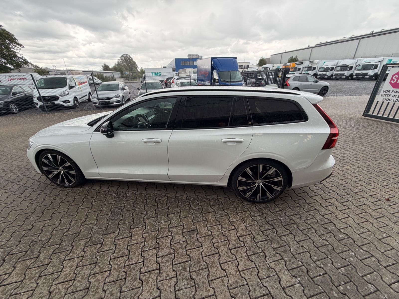 Fahrzeugabbildung Volvo V60 Kombi Plus Dark
