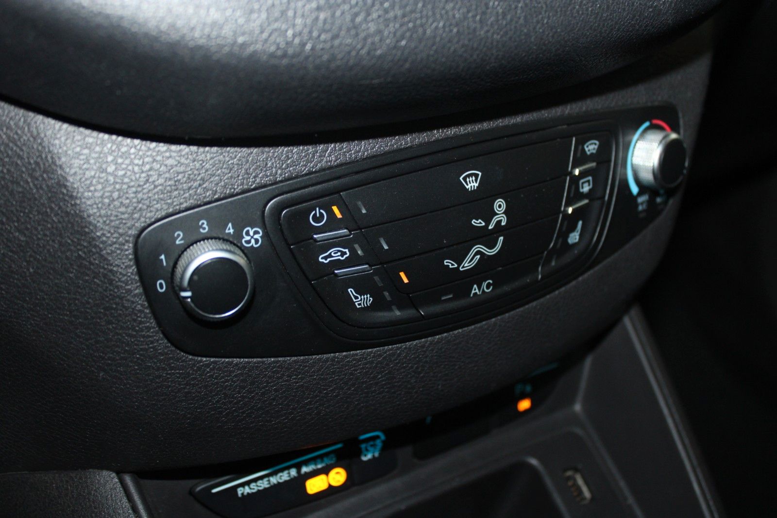 Fahrzeugabbildung Ford Tourneo Courier 1.5 TDCi Trend AHK KLIMA WinterP