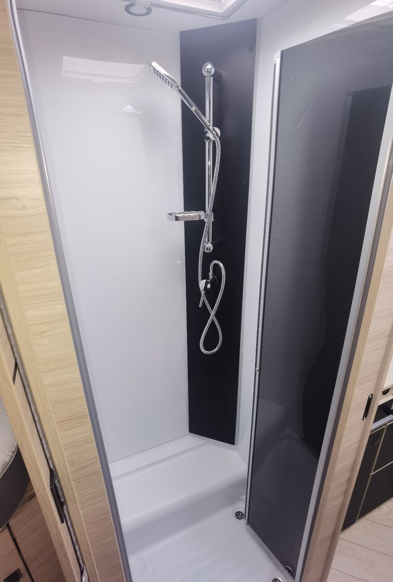 Fahrzeugabbildung Challenger 317 Graphite Edition m. Hubbett