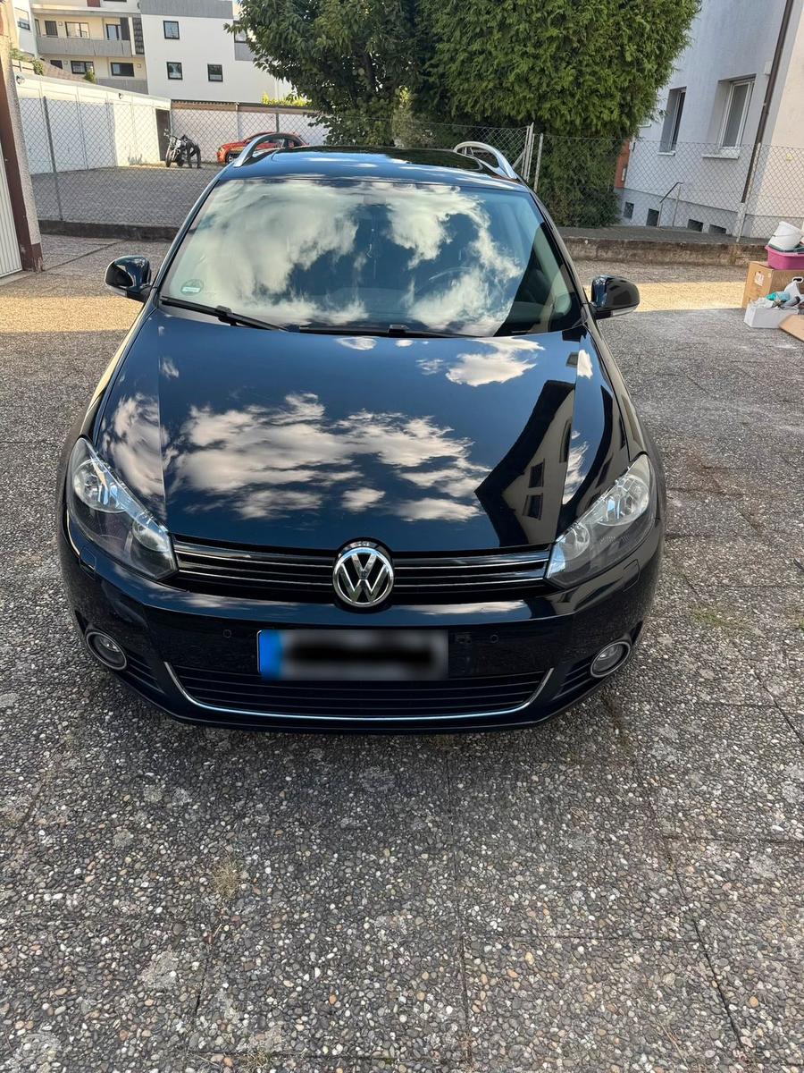 Volkswagen Golf 2011 — rear view