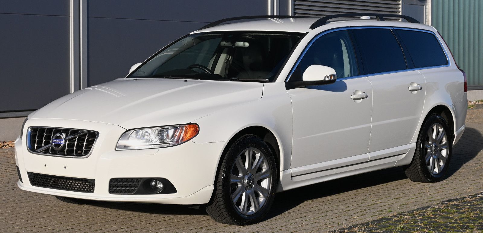 Volvo V70 T5 Summum *RHD* – Bild 2