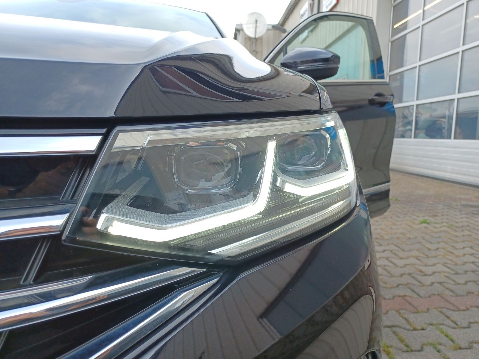 Fahrzeugabbildung Volkswagen Tiguan TSI R-Line 4M DSG R-Lin STH Matrix AHK Na