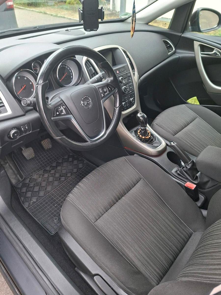 Opel Astra 2012 — photo 7