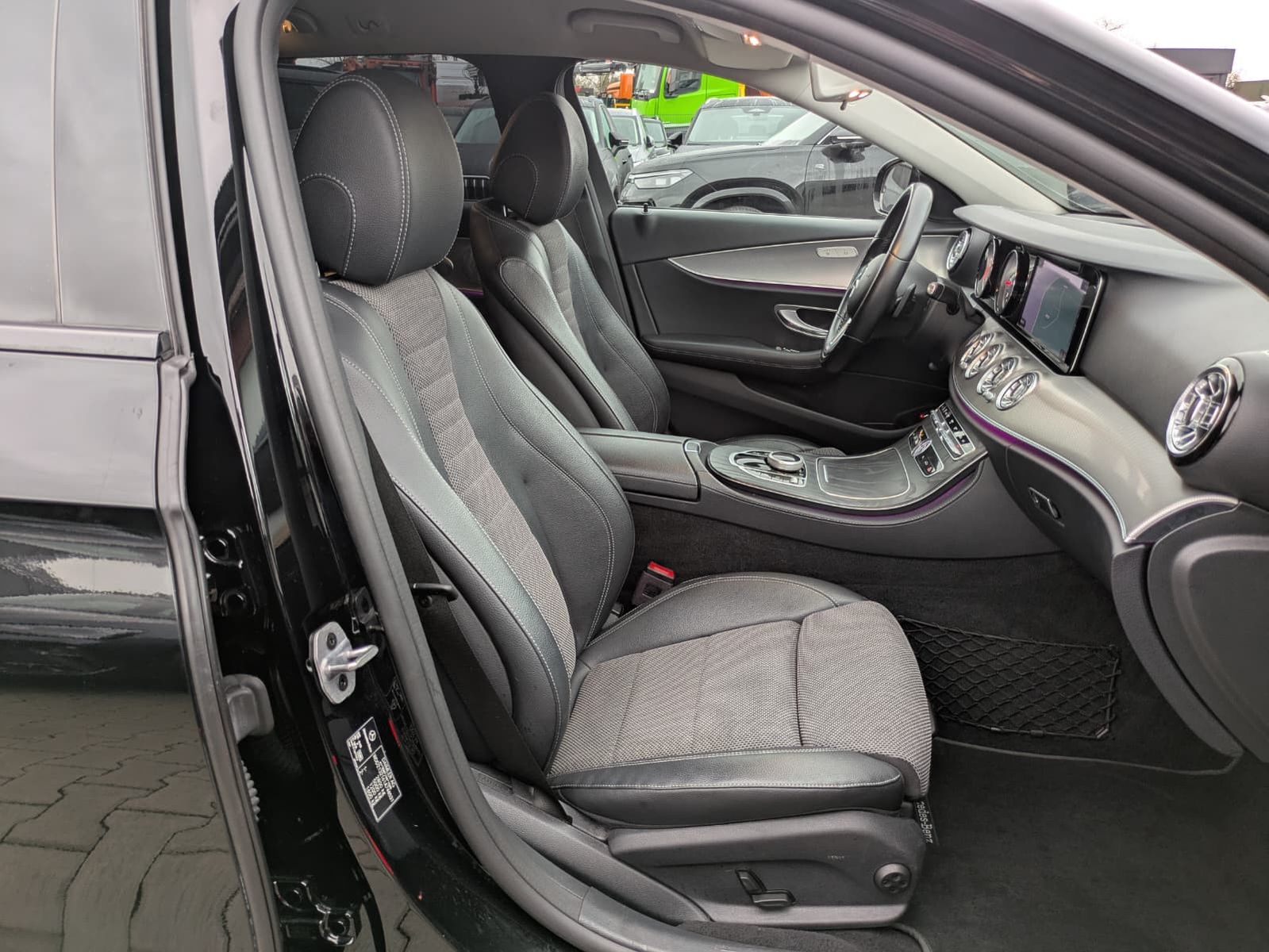 Fahrzeugabbildung Mercedes-Benz E 300 de AMG Night AVANTGARDE AHK*LED*BURMESTER