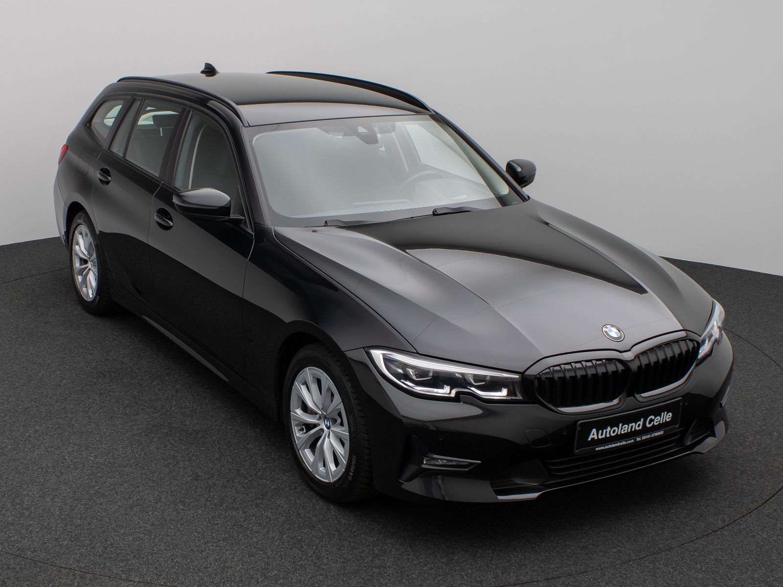 Fahrzeugabbildung BMW 330i HUD DAB CockPitPro DrivAssist PDC LED Alarm