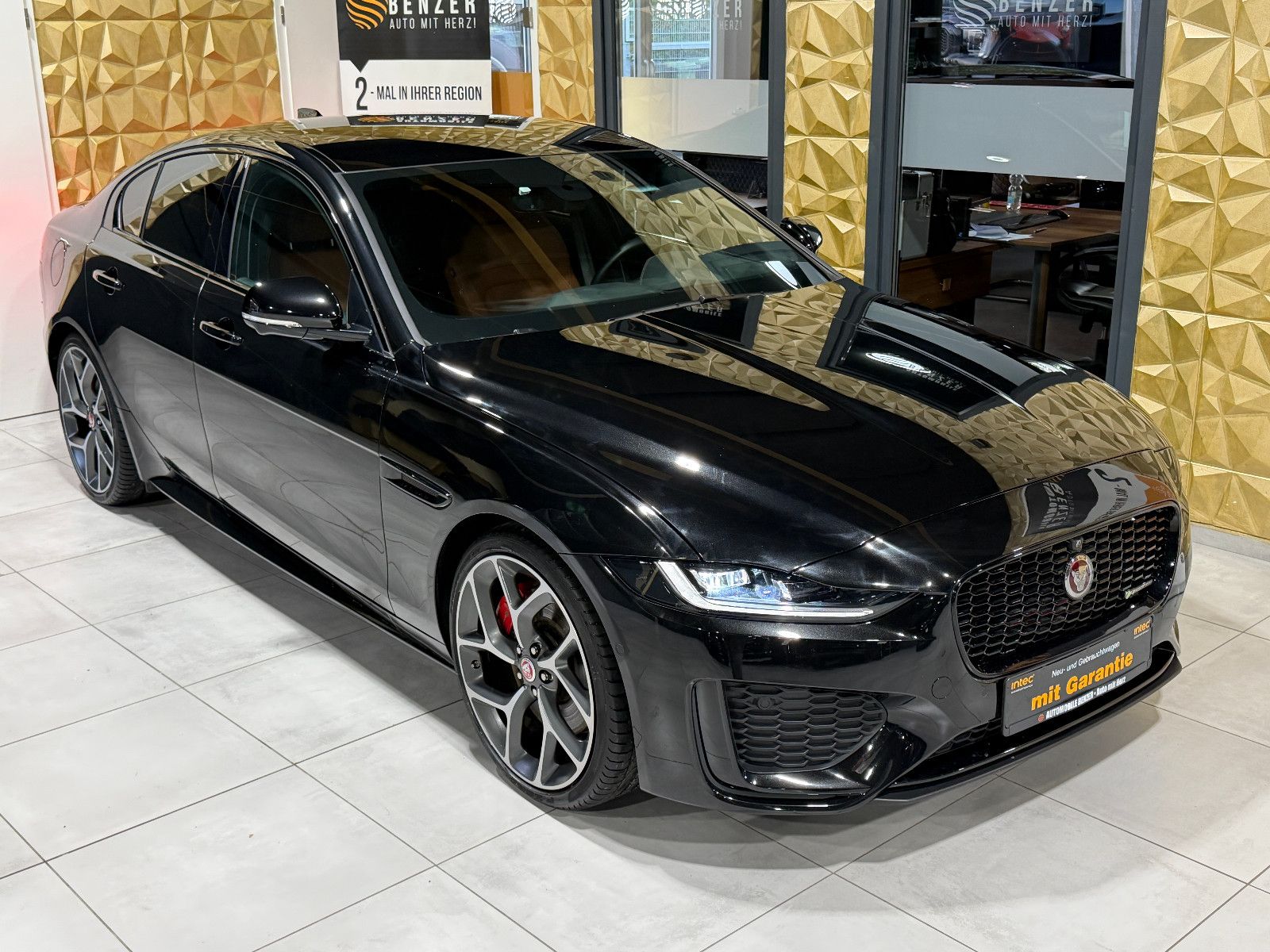 Fahrzeugabbildung Jaguar XE R-Dynamic Black/360°/NAVI/APPLE/SOUND/SHZ