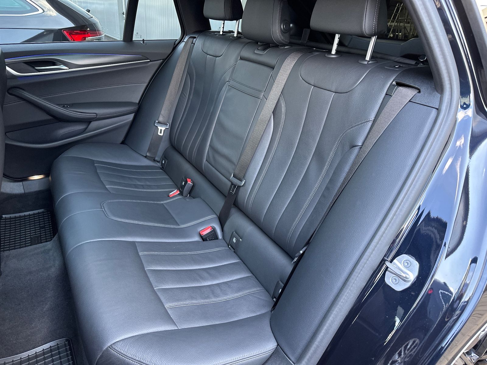 Fahrzeugabbildung BMW 520d Touring M-Sport NAV+LED+PANO+AHK+STHZG