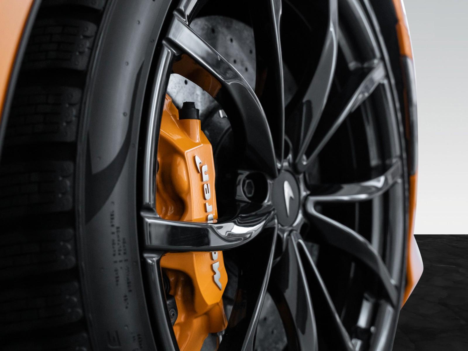 McLaren Artura Spider | Electrochromic Roof | B&W Audio