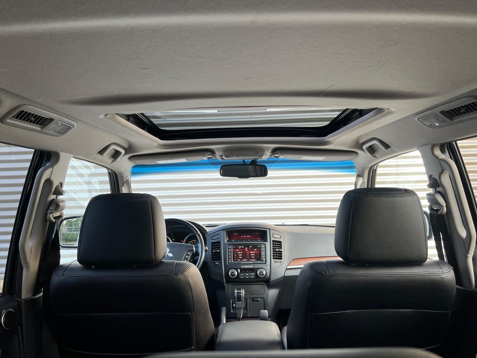 Mitsubishi Pajero 3.2 DI-D 200 ch Instyle 4x4 - 7 places - Cuir - GPS - Toit ouvrant