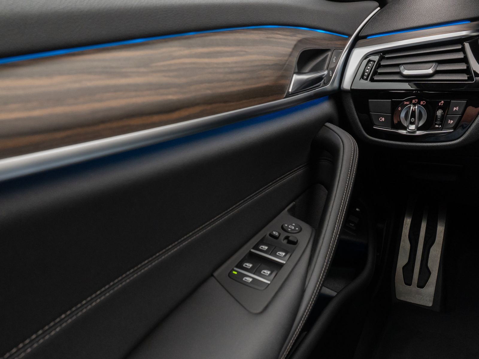 Fahrzeugabbildung BMW 530e xD M Sport Panorama 360°DAB HiFi AHK Alarm
