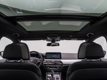 Fahrzeugabbildung BMW 530e Panorama Kamera Laser HUD DAB H/K ACC AHK