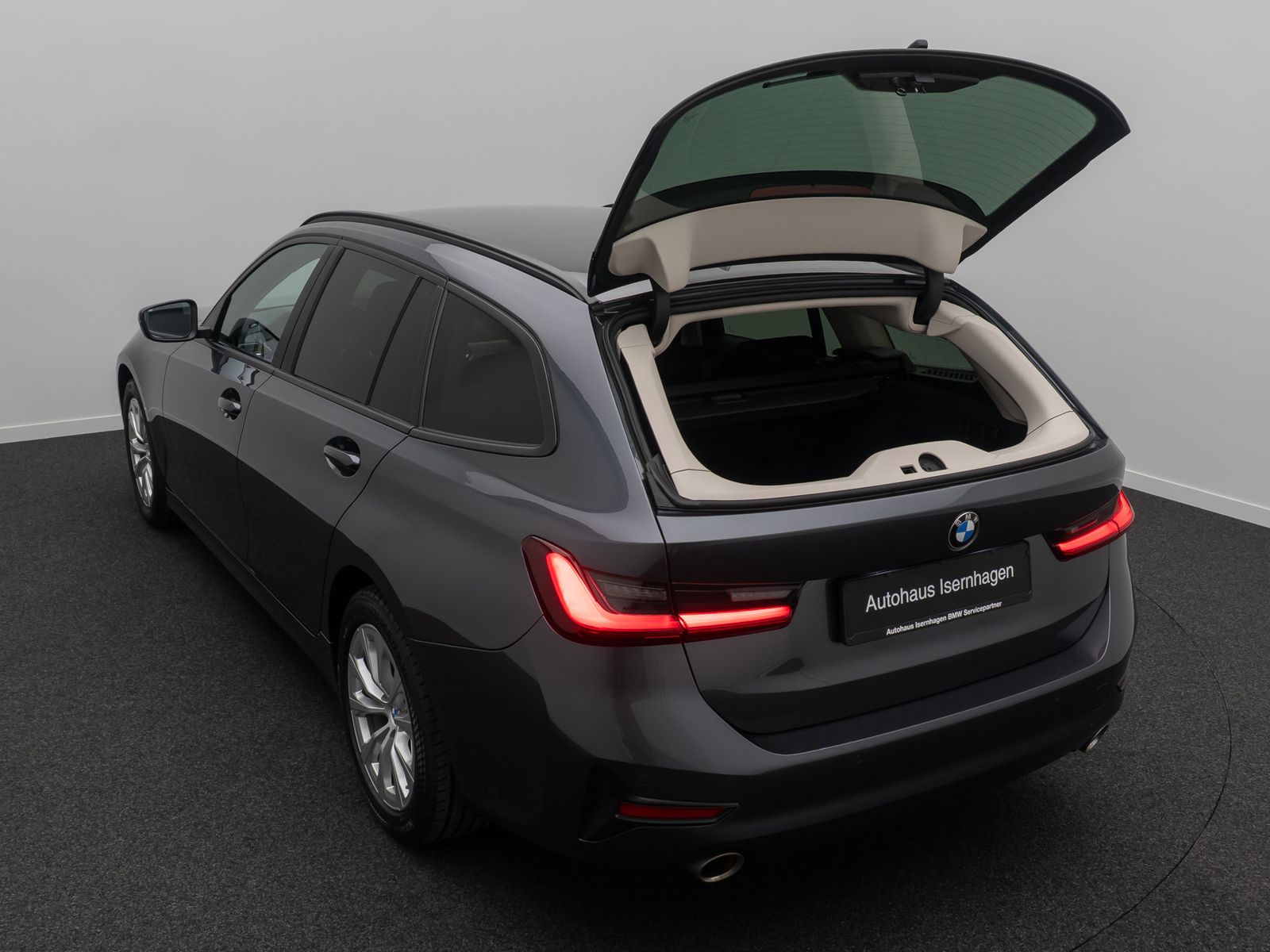 Fahrzeugabbildung BMW 318i GeschwindigReg DAB Alarm PDC LED CockpitPro