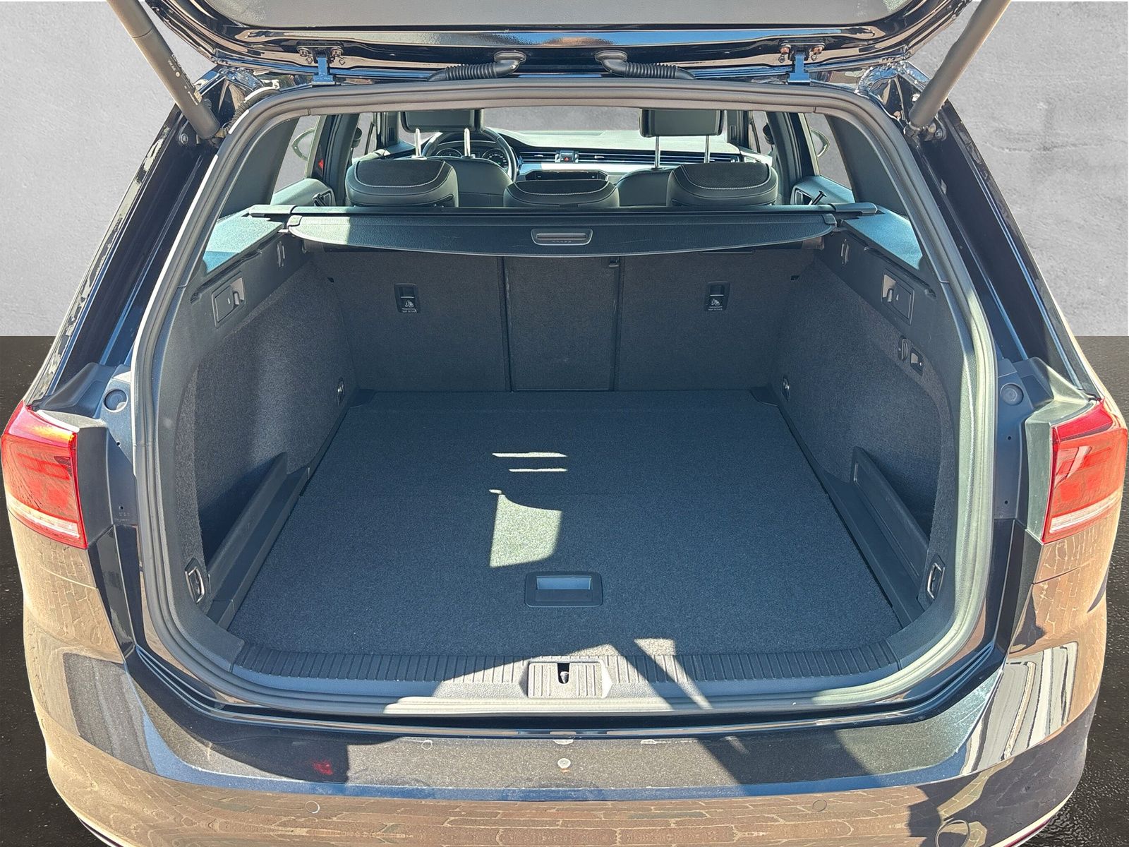 Fahrzeugabbildung Volkswagen Passat Variant 2.0 TDI R-Line AHK elek. Heckkl.