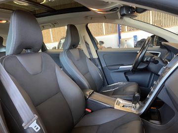 Volvo XC60 Momentum AWD *BI-XENON*PANO*NAVI*PDC*AHK*