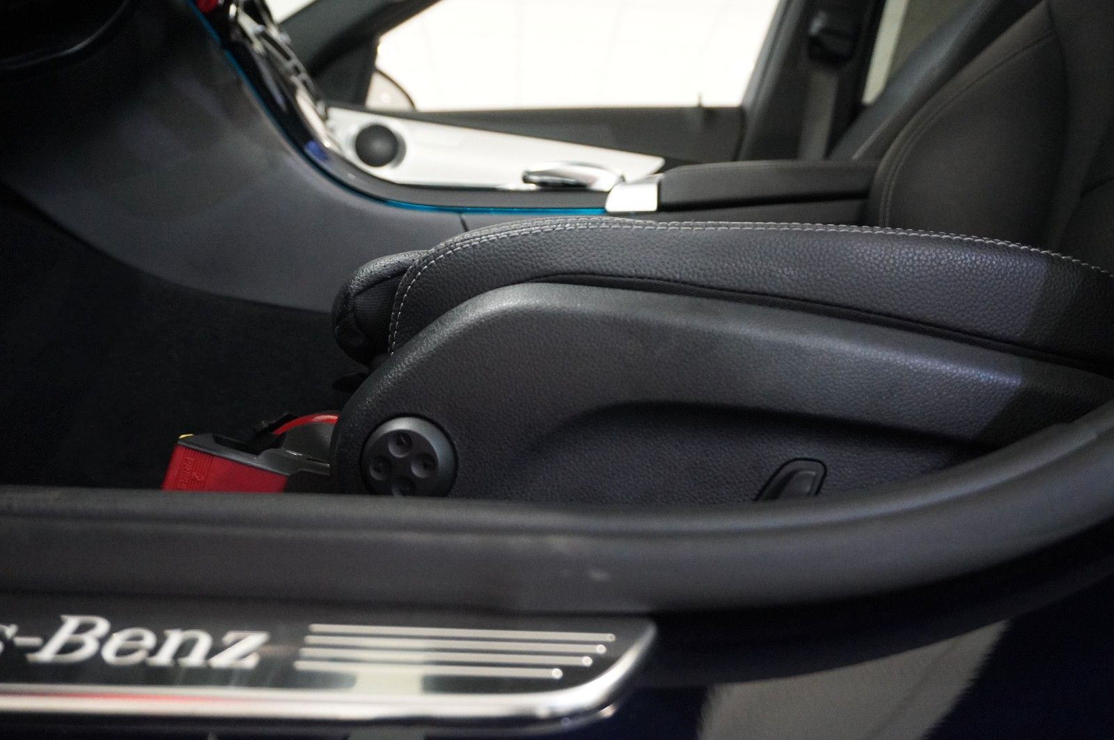 Fahrzeugabbildung Mercedes-Benz C 200 T AMG LINE 9G-TRONIC NAVI/LED/PANO./SPORT