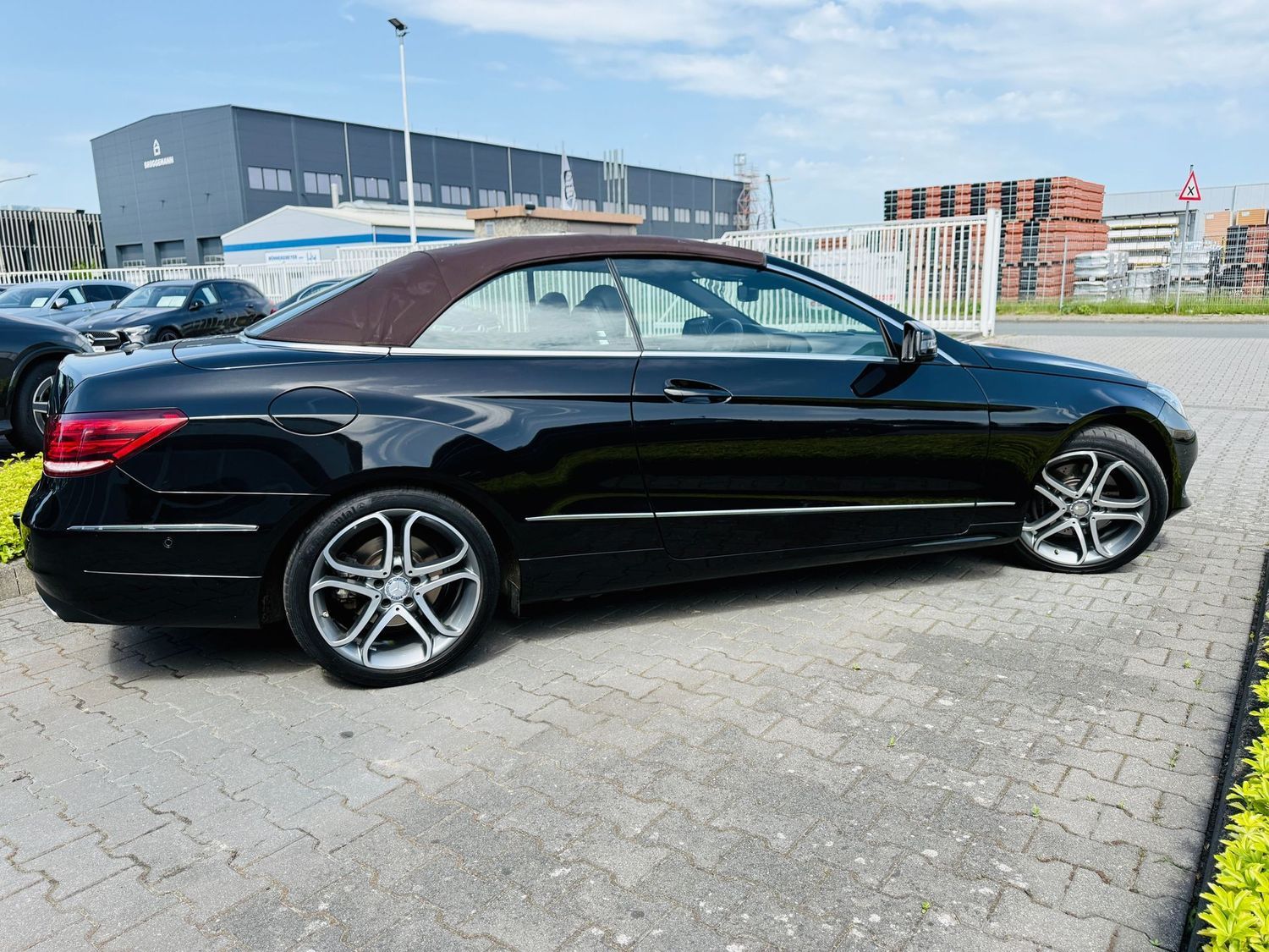 Fahrzeugabbildung Mercedes-Benz E 200 CABRIO SPORTPAKET - Autom., LED, Navi, PTS