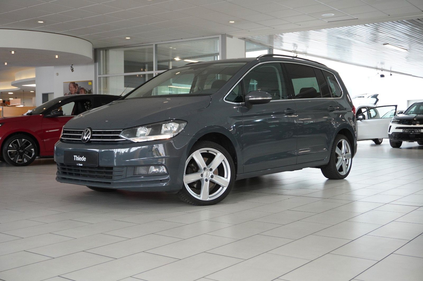 Fahrzeugabbildung Volkswagen Touran 1.5 TSI COMFORTL. DSG 7-SITZE NAVI/SH/DAB