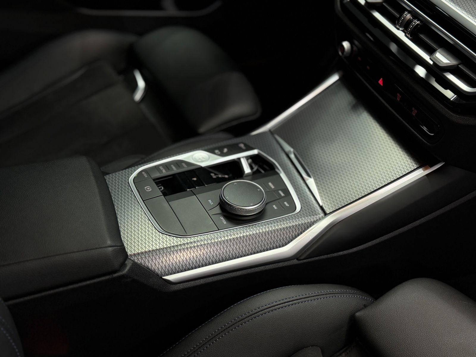 Fahrzeugabbildung BMW 330e Touring M Sport|HEAD-UP|NAVI|HIFI|WIDESCREE