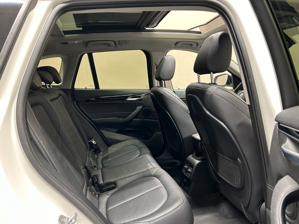 BMW X1 xDrive20d Sport Line Autom. *PANO*AHK*LED*