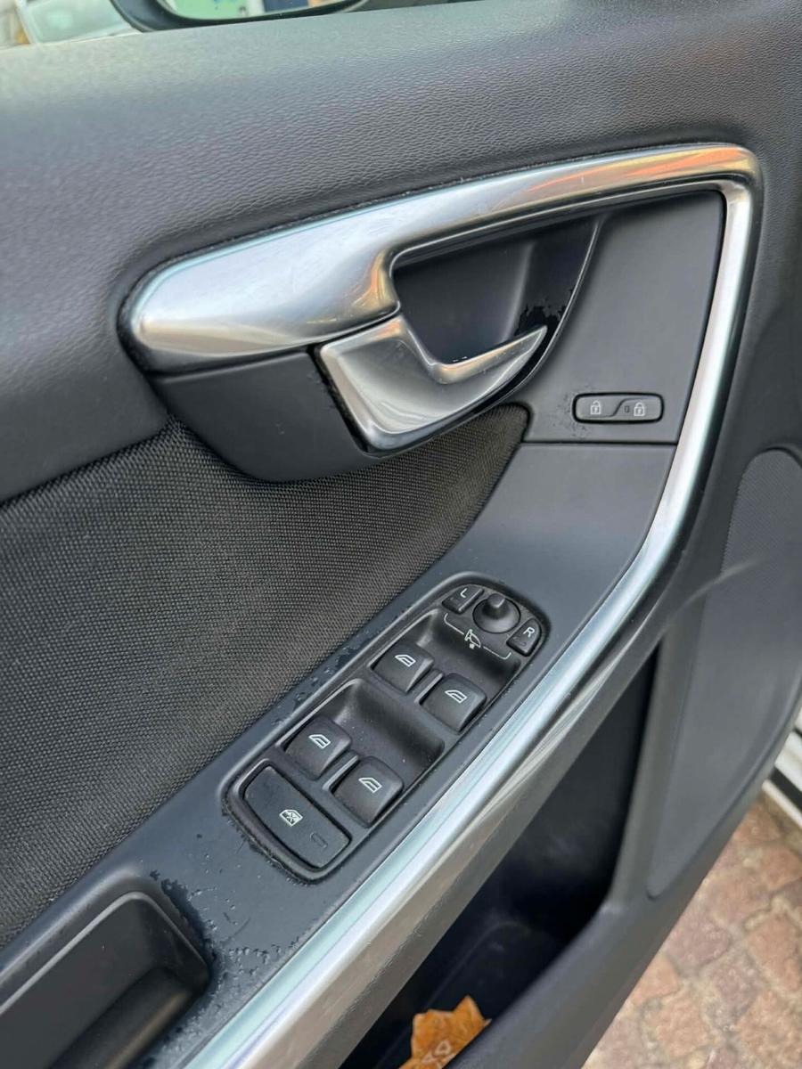 Volvo V60 2012 — photo 10