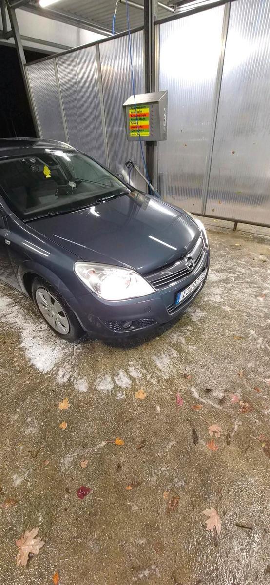 Opel Astra 2008 — rear view