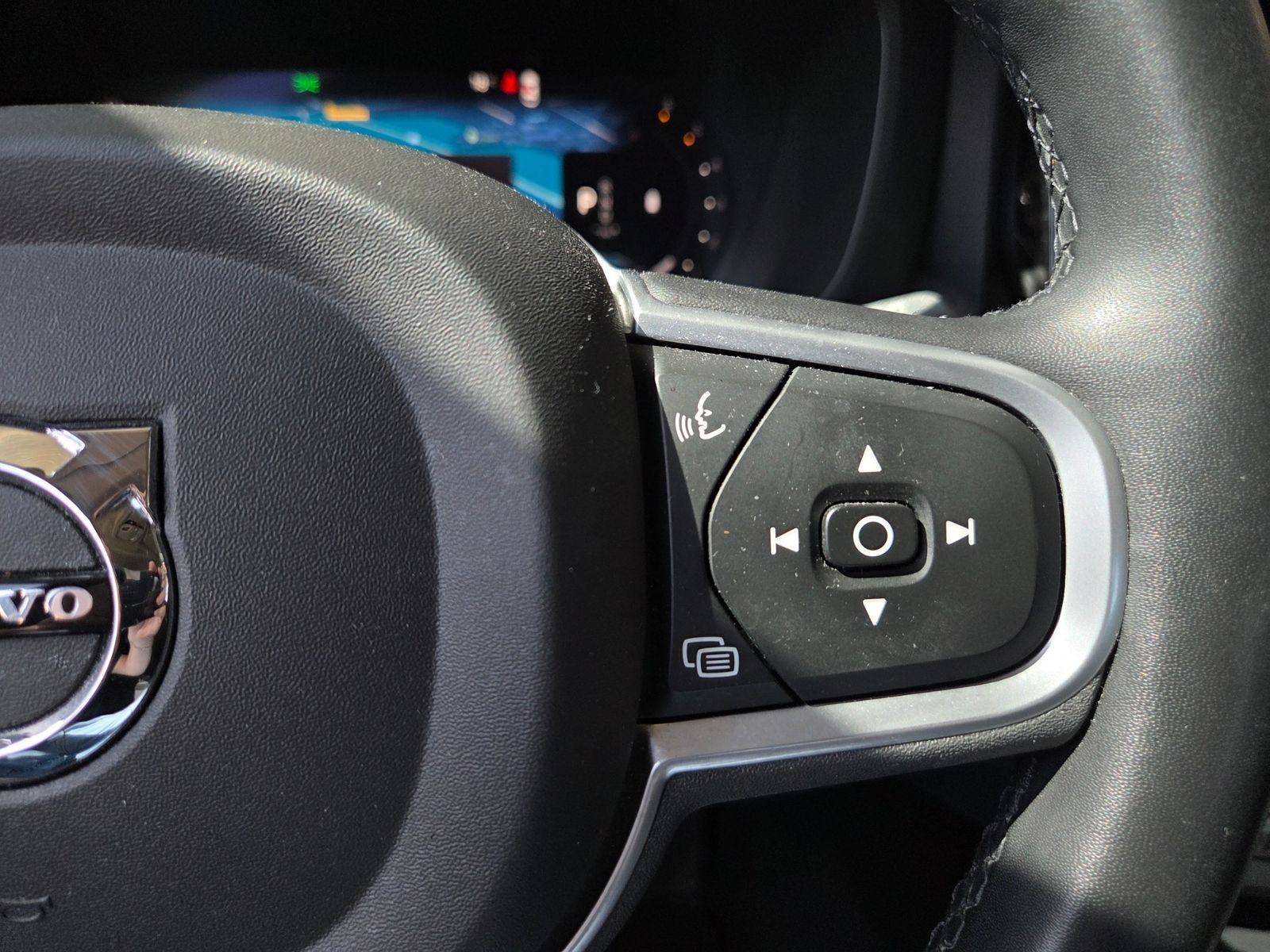 Fahrzeugabbildung Volvo XC60 Momentum 2WD RFK LED ALU