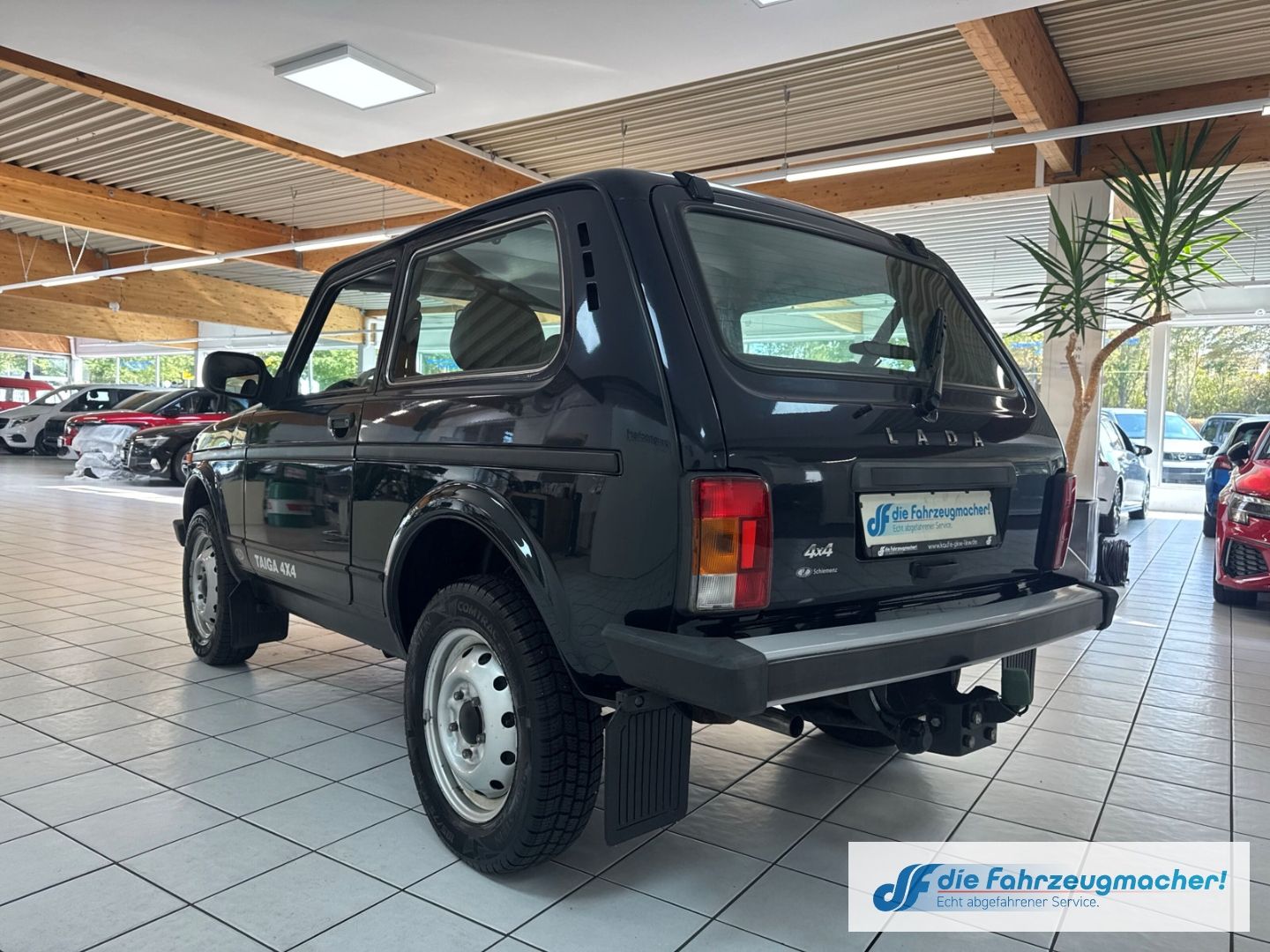 Fahrzeugabbildung Lada Taiga 4x4 GA Privacyverglasung teilb.Rücksb eFH