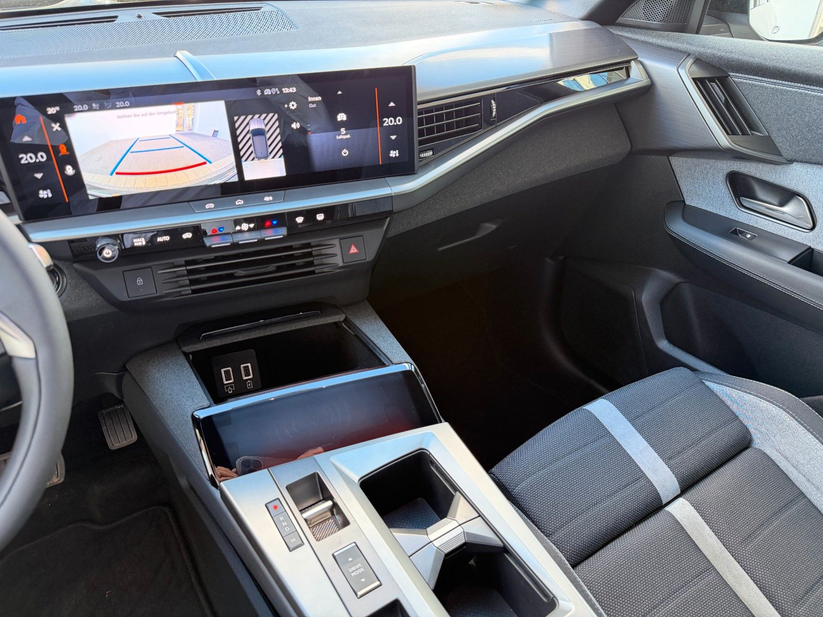 Fahrzeugabbildung Opel Grandland Edition 136PS Hybrid LED/Navi/Kamera!