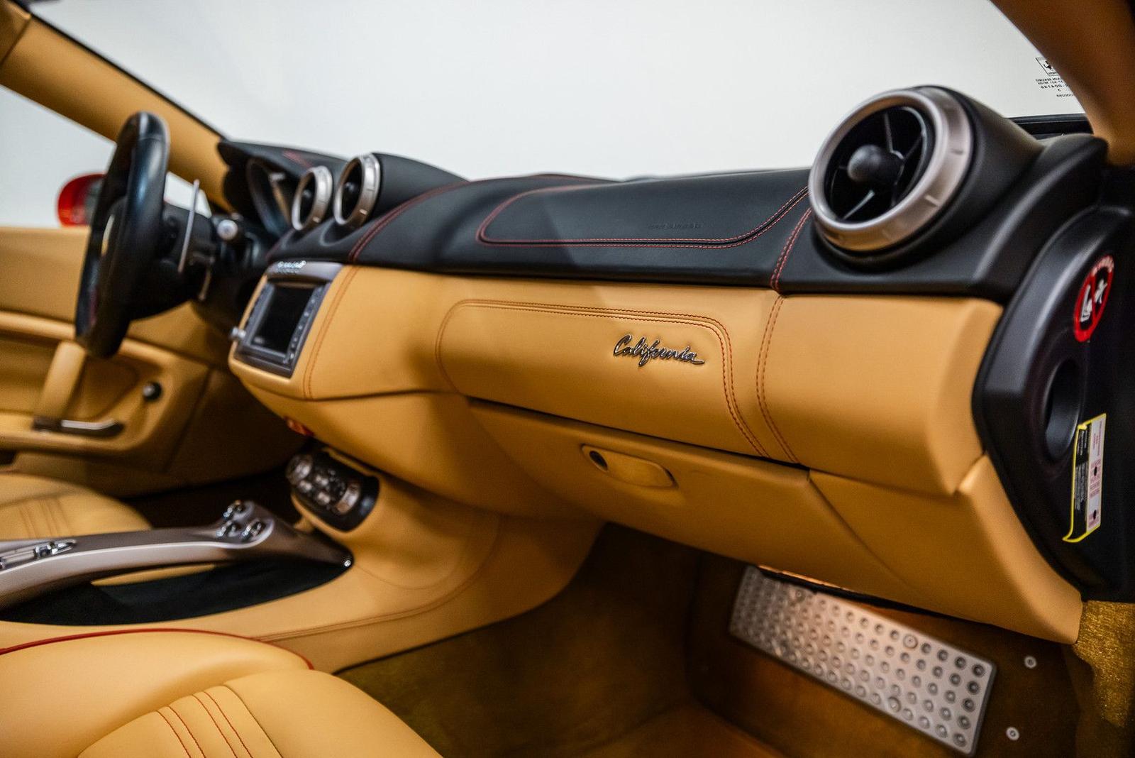 Ferrari California 30 4.3 V8 490 ch • Boîte F1 double embrayage • 29 600 km • Rouge / cuir beige