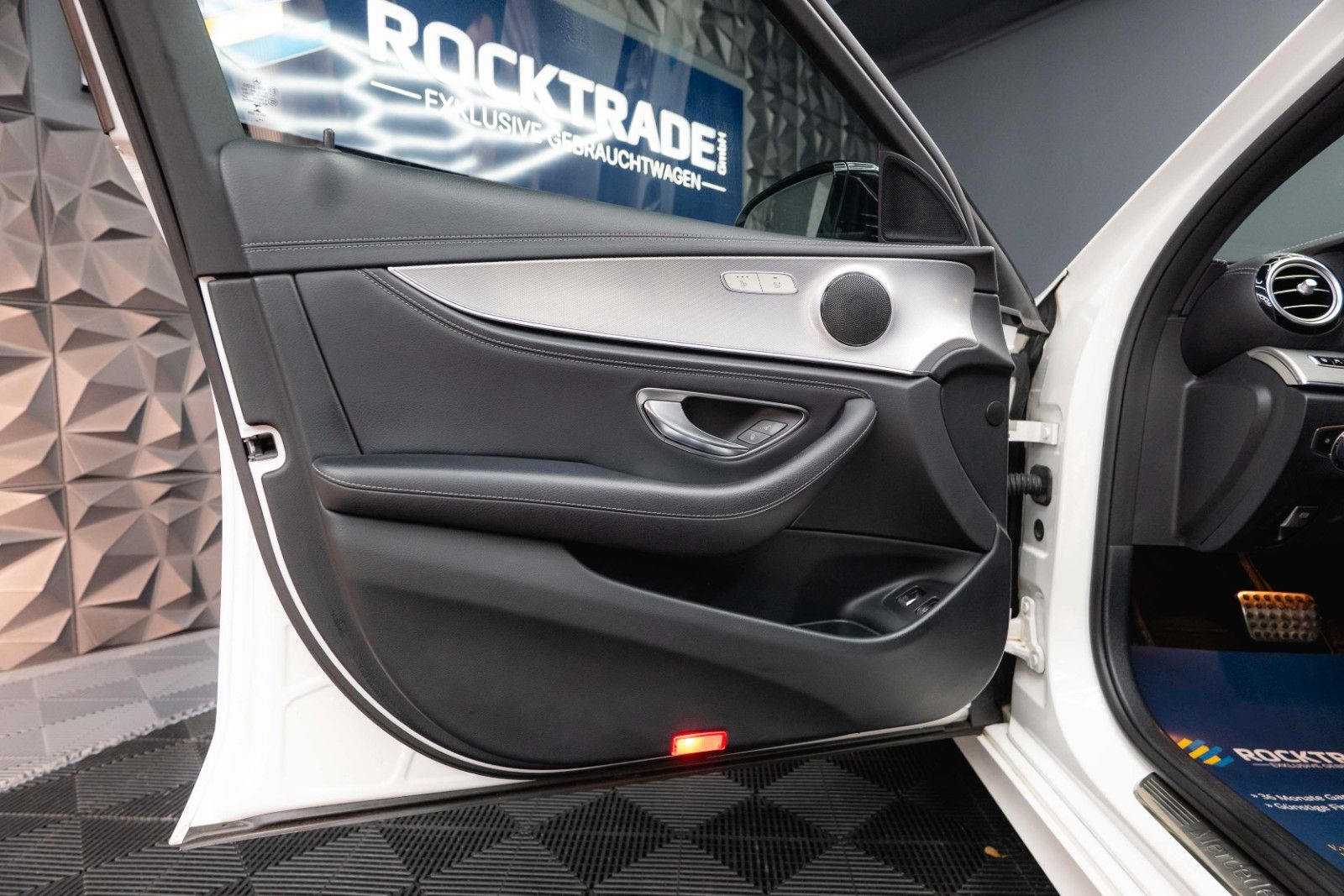 Fahrzeugabbildung Mercedes-Benz E 220d AMG Night-Paket | ACC | LED | Widescreen