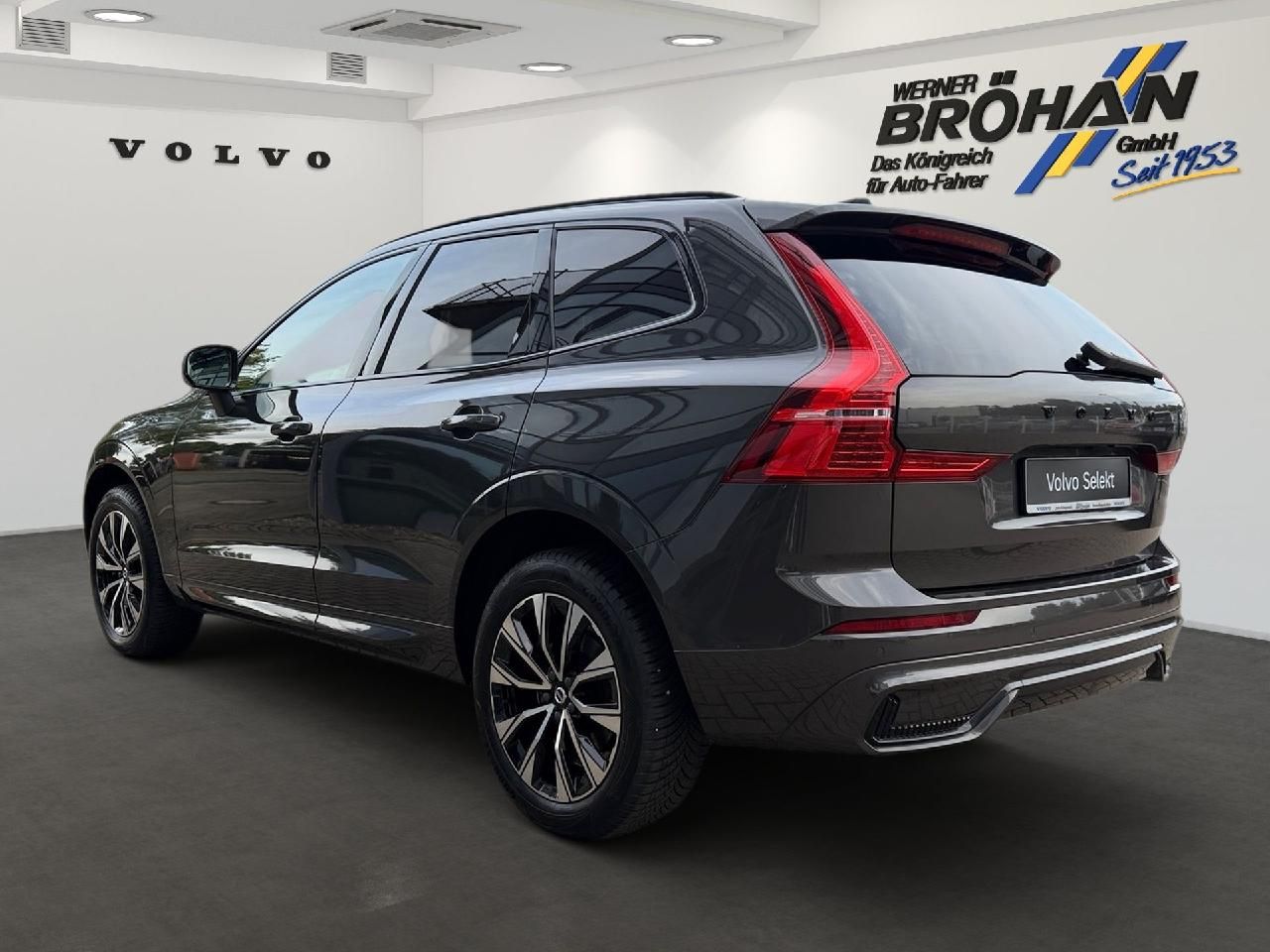 Fahrzeugabbildung Volvo XC60 B4 Benzin Plus Dark 2WD