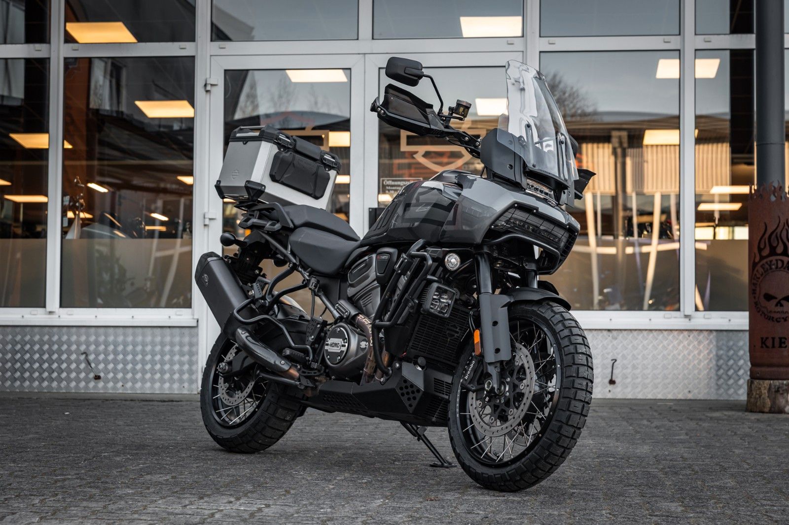 Fahrzeugabbildung Harley-Davidson RA1250S Pan America Special - JEKILL & HYDE -