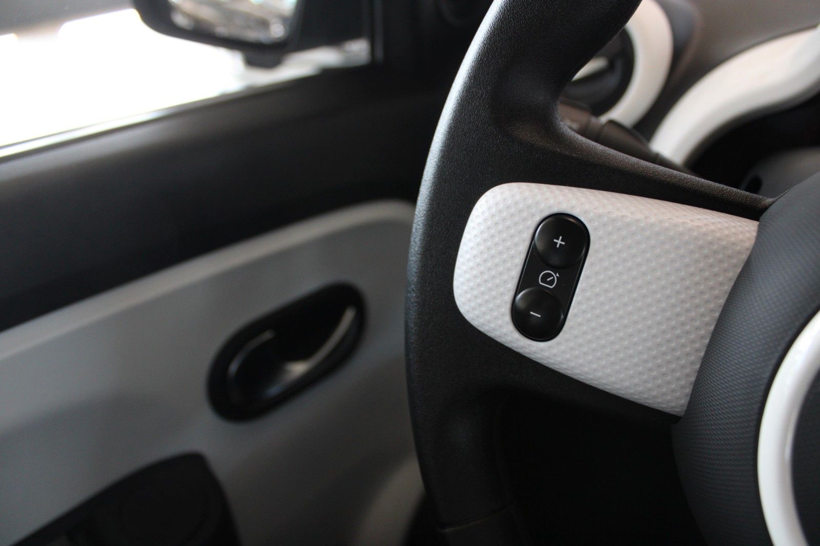 Fahrzeugabbildung Renault Twingo SCe 65 Limited 5-trg KLIMA Bluetooth