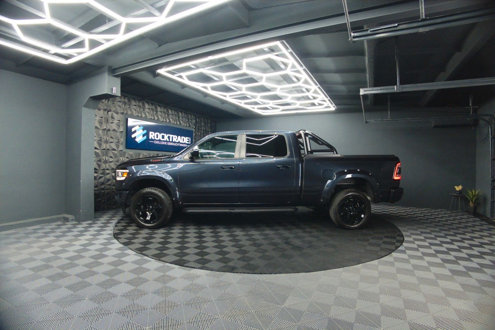 Fahrzeugabbildung Dodge RAM 5.7 V8 HEMI 4x4 OFFROAD Night-Paket LONGBED