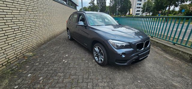 BMW X1 xDrive20i Sport Line AHK Navi Pano Leder 135 