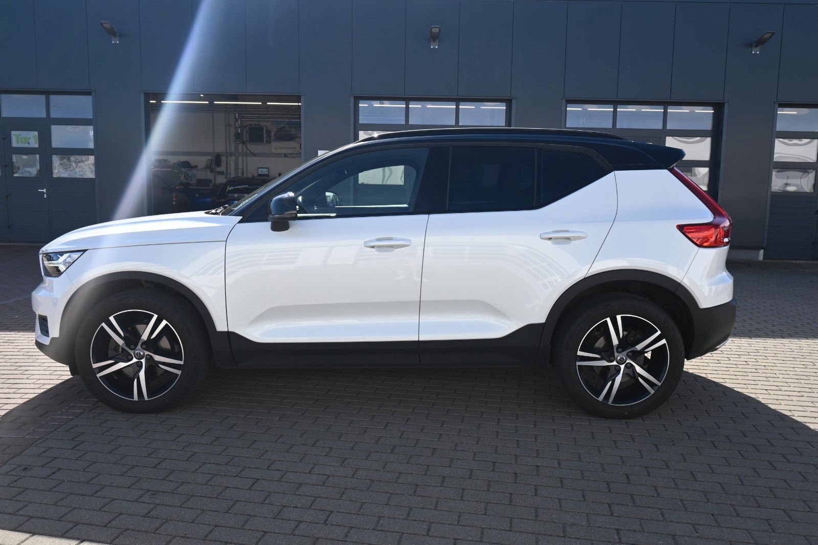 Fahrzeugabbildung Volvo XC40 T4 FWD Autom. R-Design*FSHZG*H&K*RFK*ACC*