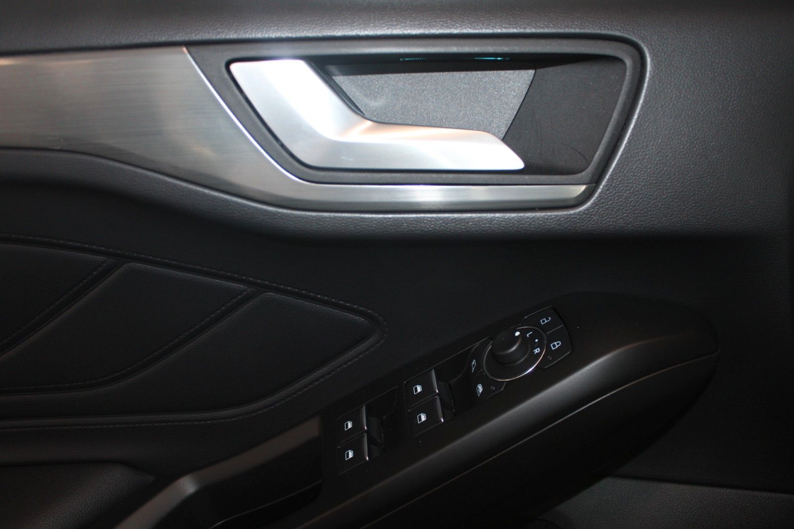 Fahrzeugabbildung Ford Focus Titanium LED WinterPaket DAB NAVI 1.Hand