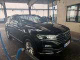 Volkswagen Touareg 3.0 4MOTION/Pano/AHK/Scheckheft - VW Touareg Unfallwagen