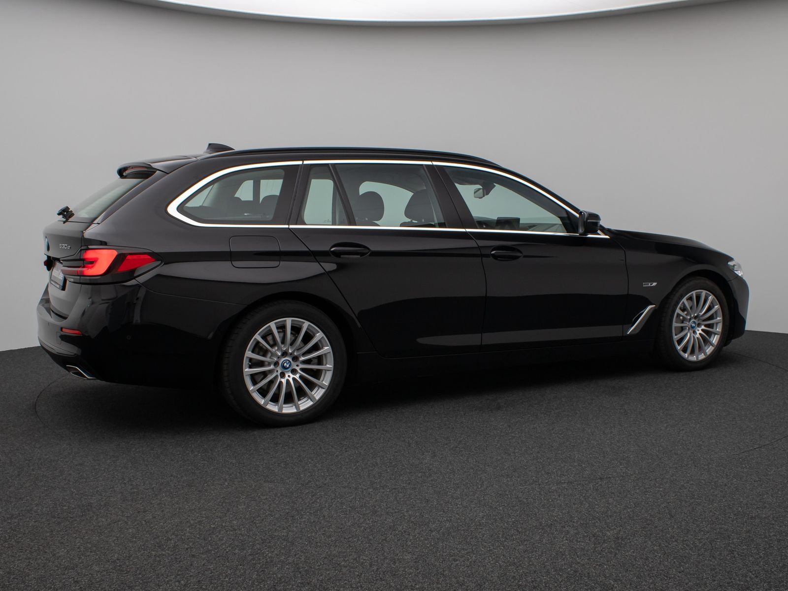 Fahrzeugabbildung BMW 530e Kamera DAB CockPitPro Stop&Go Alarm LED