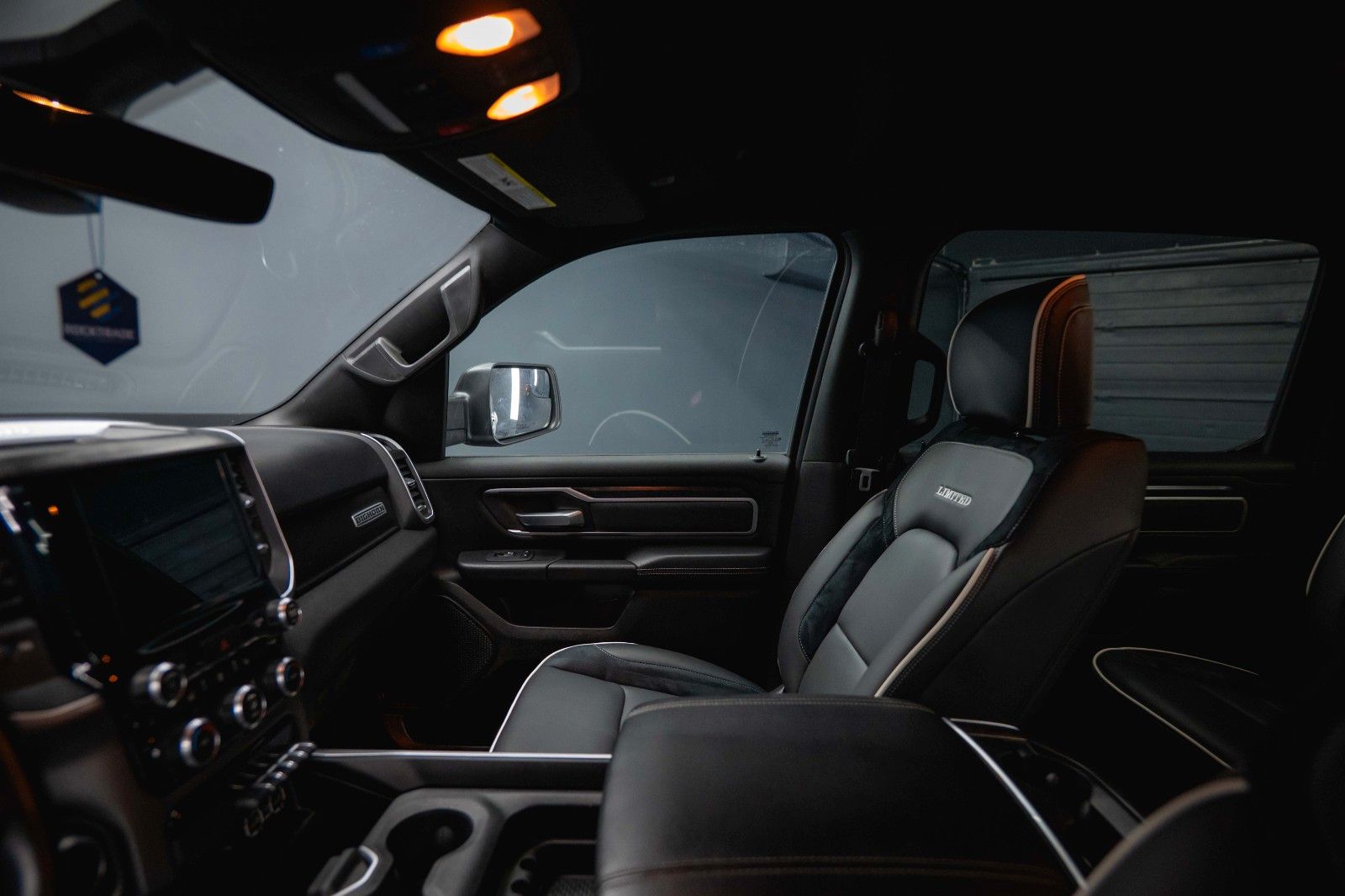 Fahrzeugabbildung Dodge RAM 5.7 V8 HEMI 4x4 OFFROAD Night-Paket *LED*19%