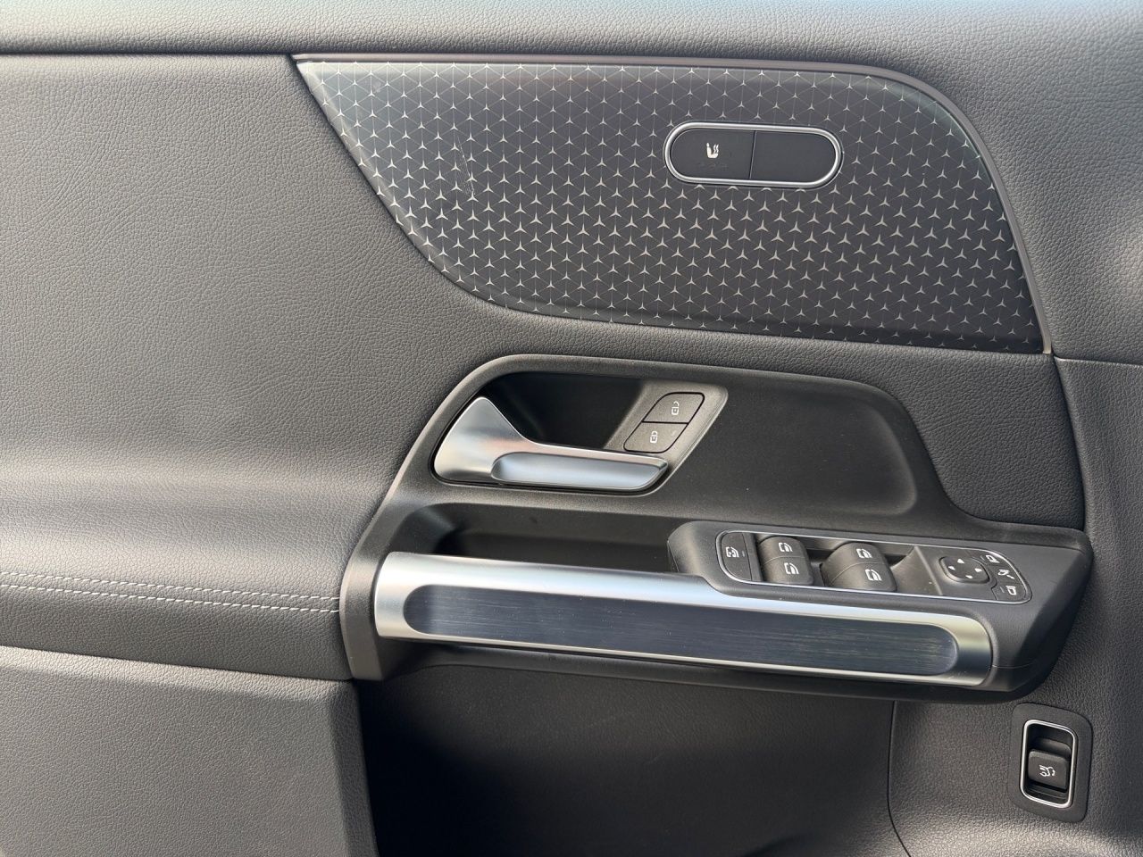 Fahrzeugabbildung Mercedes-Benz EQB 250+ BONUS+DISTRONIC+LENKRADHEIZ+AMBIENTE+