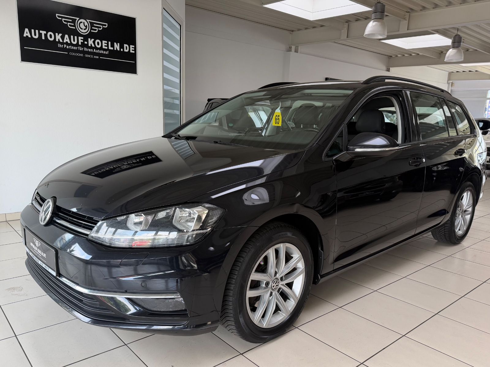 Volkswagen Golf - 1