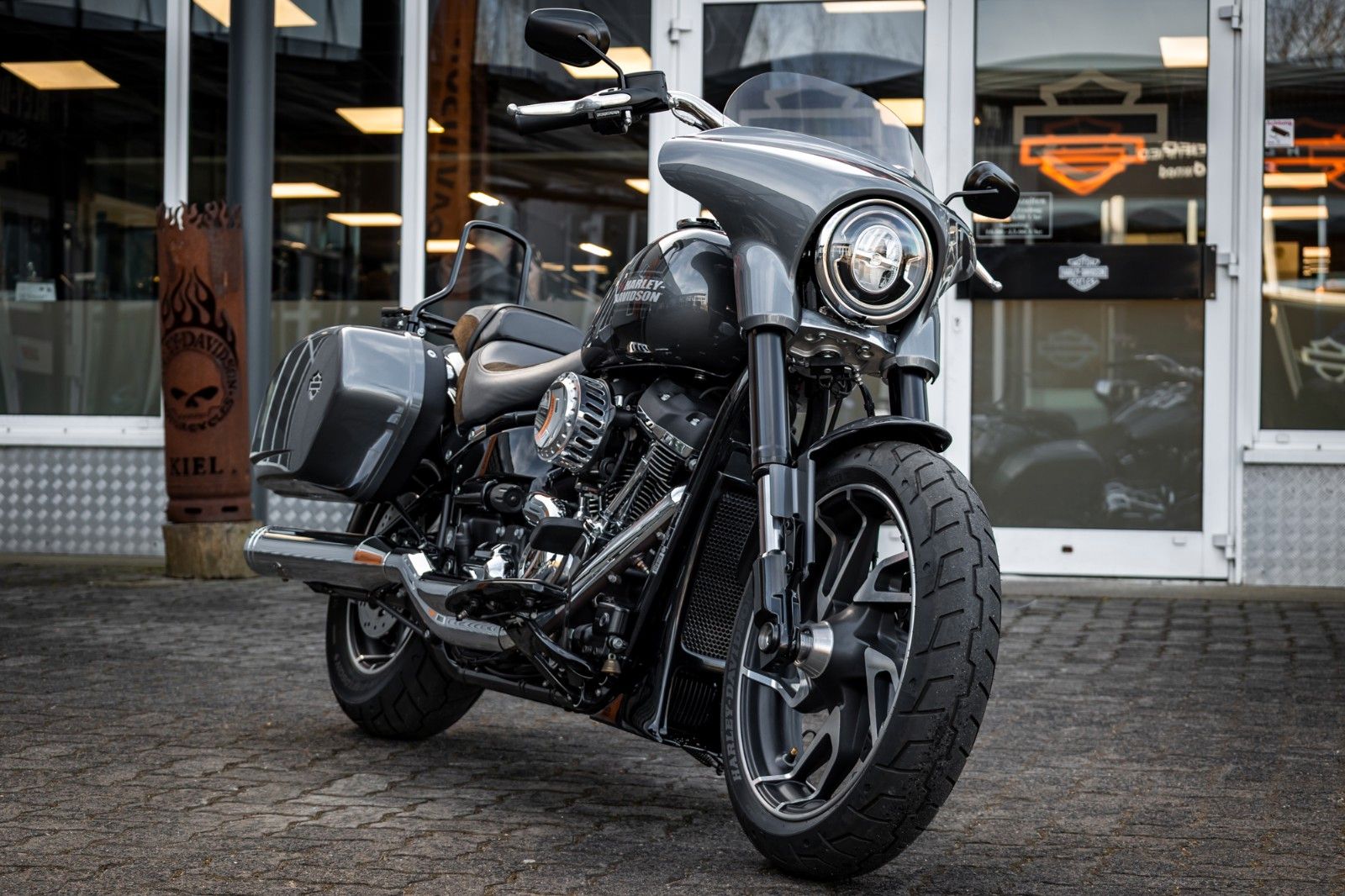 Fahrzeugabbildung Harley-Davidson FLSB SPORT GLIDE 107 - Dr. Jekill & Mr. Hyde -