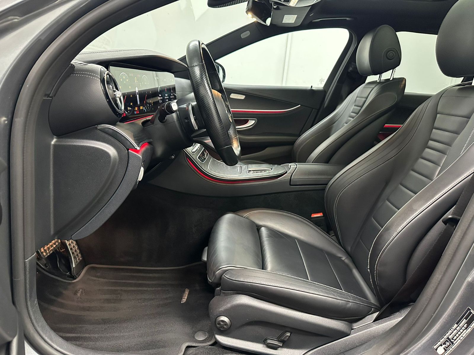 Fahrzeugabbildung Mercedes-Benz E 400 d 4MATIC T *AMG-LINE*PANO*AHK*LEDER*