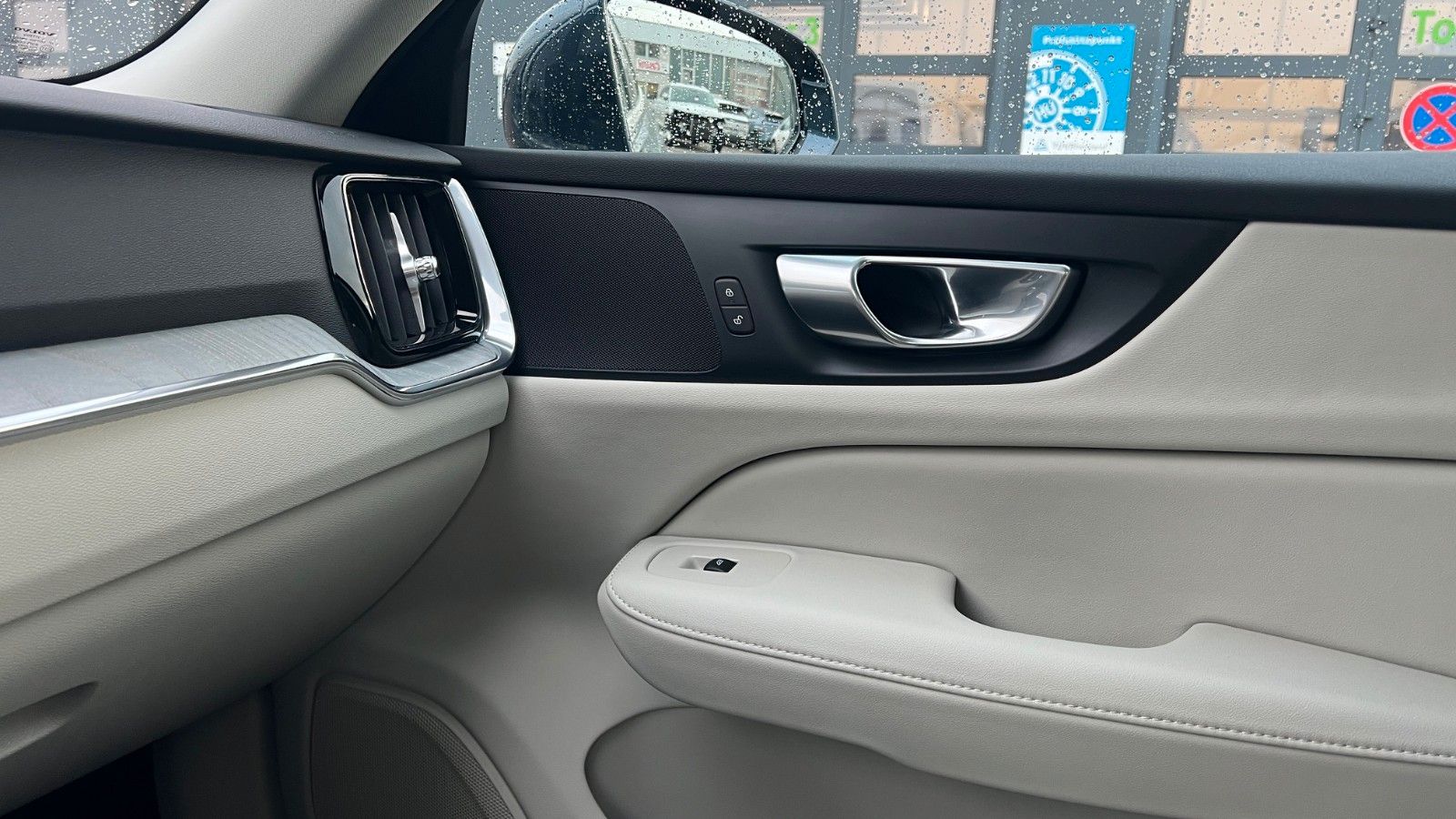 Fahrzeugabbildung Volvo V60 T6 PHEV AWD Essential *Leder*PDC*LHZG*