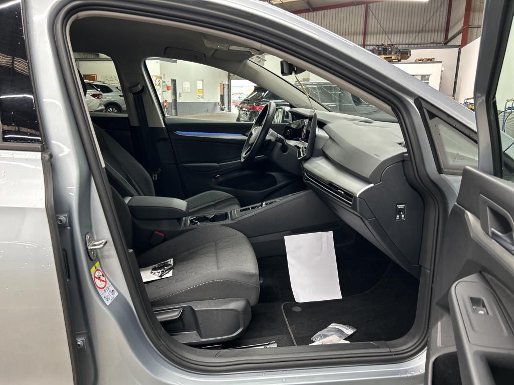 Fahrzeugabbildung Volkswagen Golf VIII Variant TDI Life DSG LED Navi AID HUD