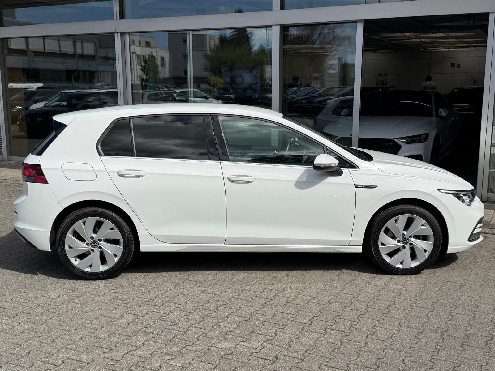 Fahrzeugabbildung Volkswagen Golf 1,5 eTSI Style >MEMO+LED+MASS+SHZ+PDC+ACC+