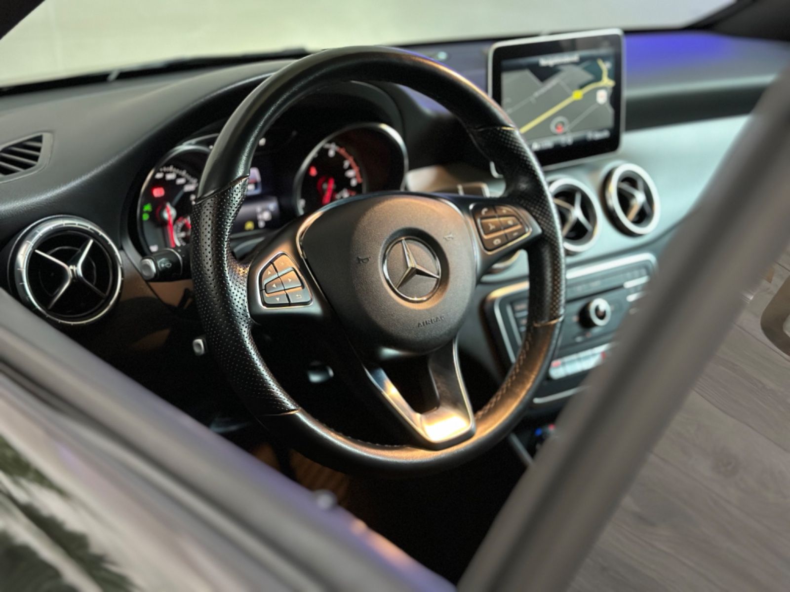 Fahrzeugabbildung Mercedes-Benz CLA 220 ShootingBrake*Black-Pa*4Matic*LED *Ambi