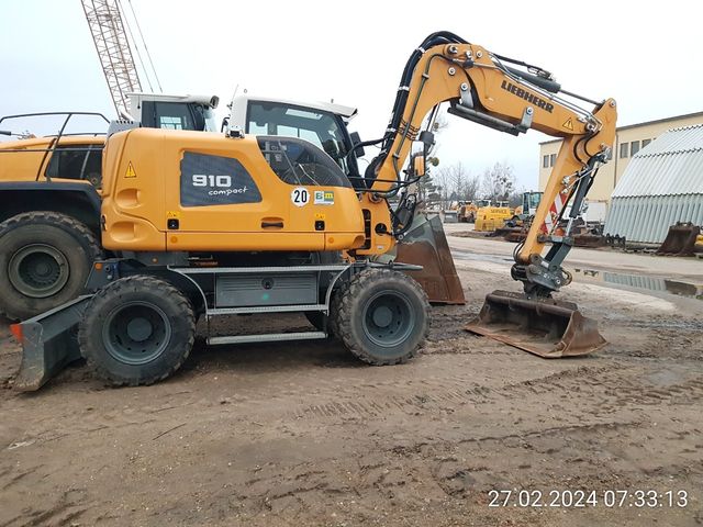 Liebherr A910 compact